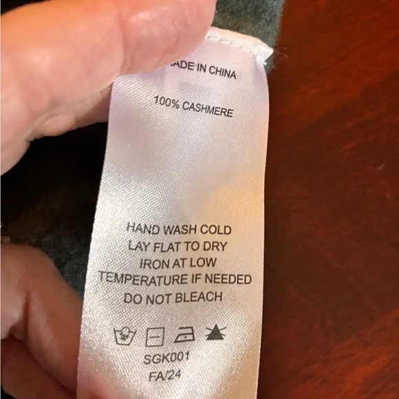 Quince 100% Mongolian Cashmere Crewneck Sweater in green - Picture 5 of 7